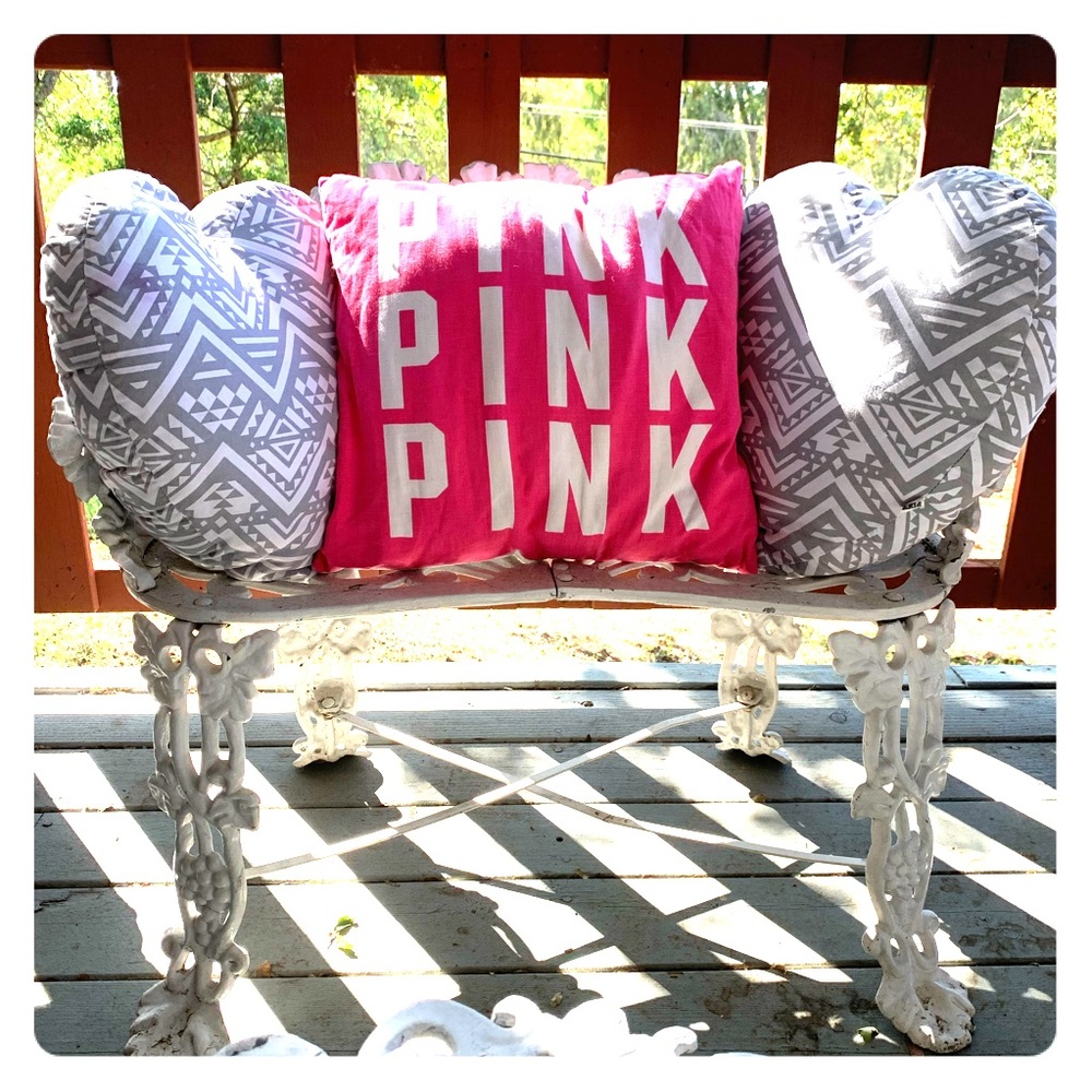 3 pillows vs pink